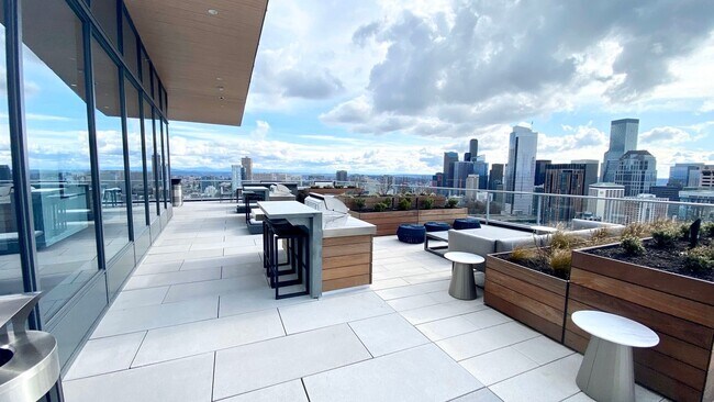 Building Photo - Nexus Condo 1B+1B+1 Den