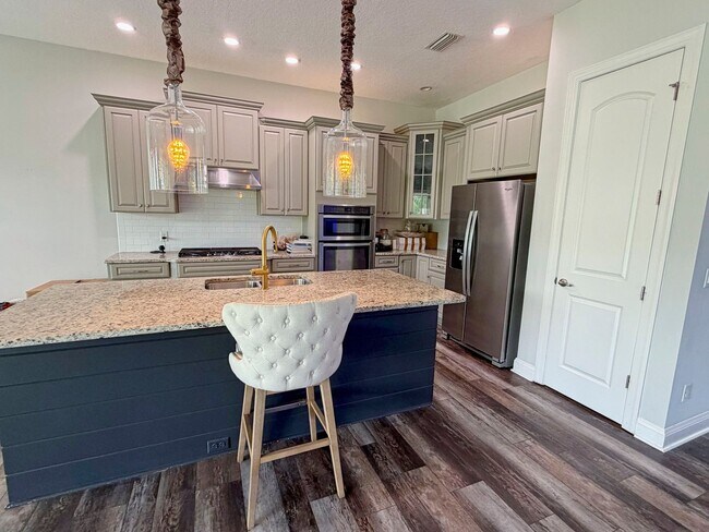 Building Photo - Immaculate 5 Bedroom, 3.5 Bathroom luxury home located within a prestigious gated community