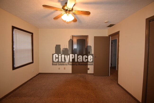 Building Photo - 604 E Pearl St