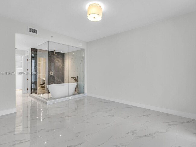 Building Photo - 700 NE 24th St