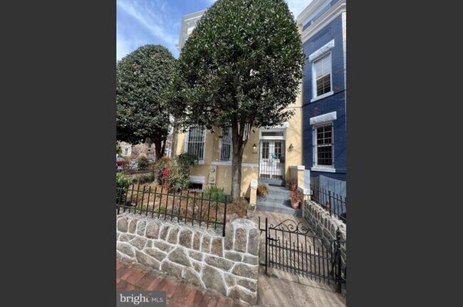 Building Photo - Spacious 4-Bedroom, 2-Bathroom Apartment i...