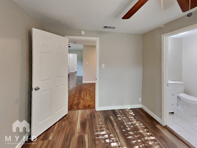 Building Photo - 512 E University Ave