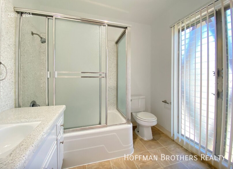 Building Photo - 319 S Clark Dr