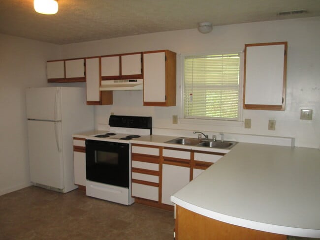 Building Photo - 2 Bedroom, 1 bath apartment - Downstairs U...