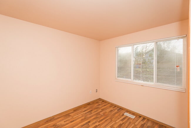 Building Photo - 4 Bedroom 2.5 Bath Home in Puyallup