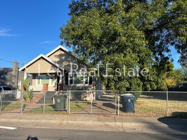 Building Photo - Charming 2-Bedroom Home with Classic Chara...