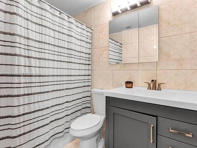 Building Photo - 121 NW 7th Ave