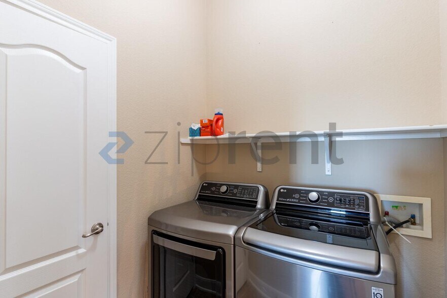Building Photo - Unit