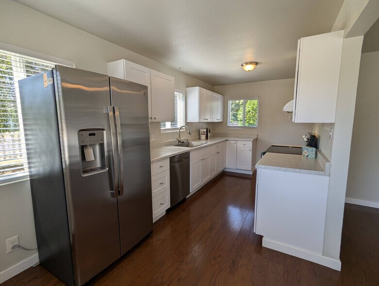 Building Photo - 821 S 117th St