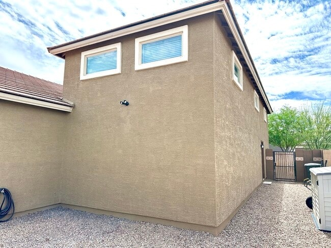 Building Photo - Massive RV Garage plus fantastic floorplan in Casa Vista