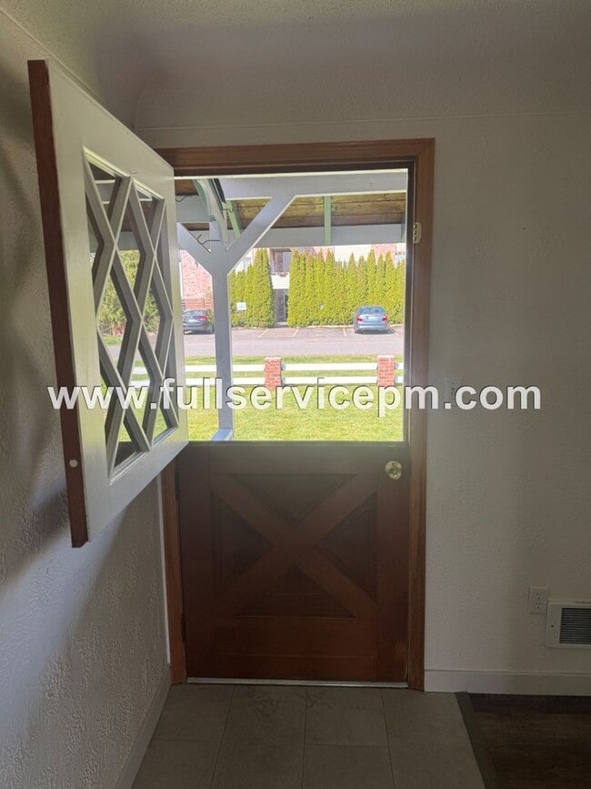 Building Photo - Charming house in downtown Snohomish