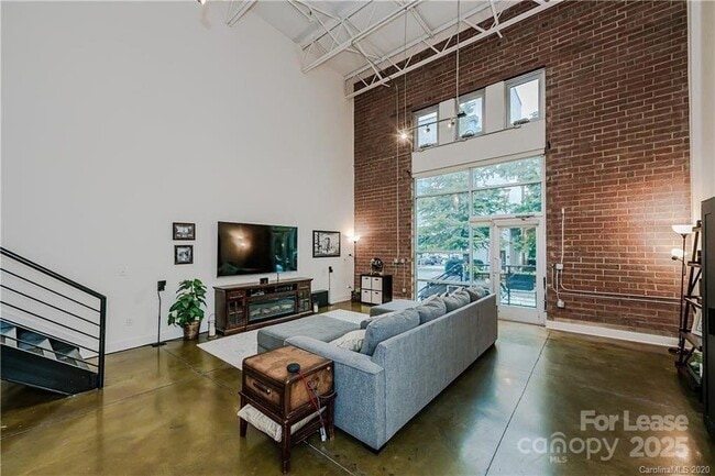 Building Photo - 913 Westmere Ave
