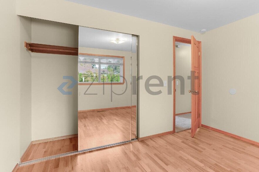 Building Photo - Unit