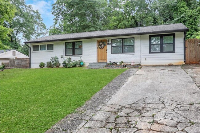 Building Photo - 3436 Pinehill Dr