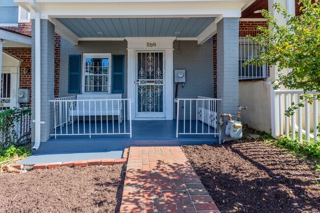 Building Photo - Trinidad Rowhome | 2 Bed | 1 Bath | 800 Sf | Large Fenced-In Front Porch & Fenced-in Backyard | 2...