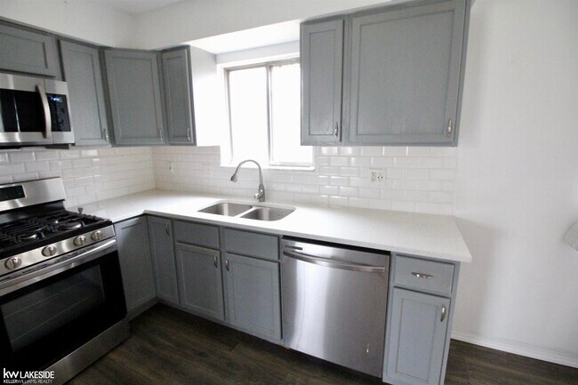 Building Photo - 18672 Beatrice St