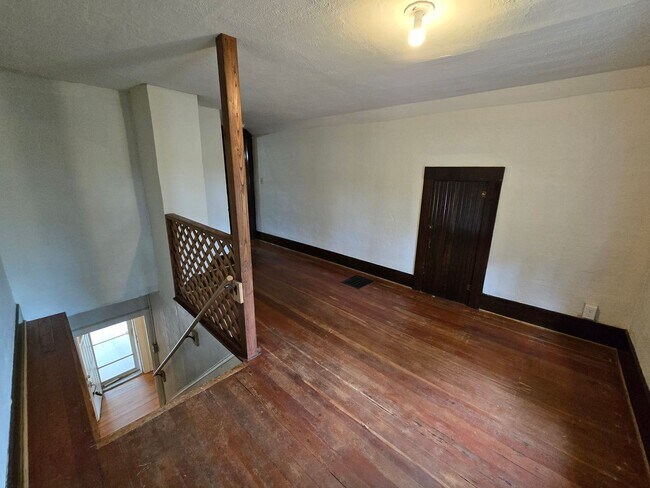 Building Photo - South Hill Home!! Available Now!