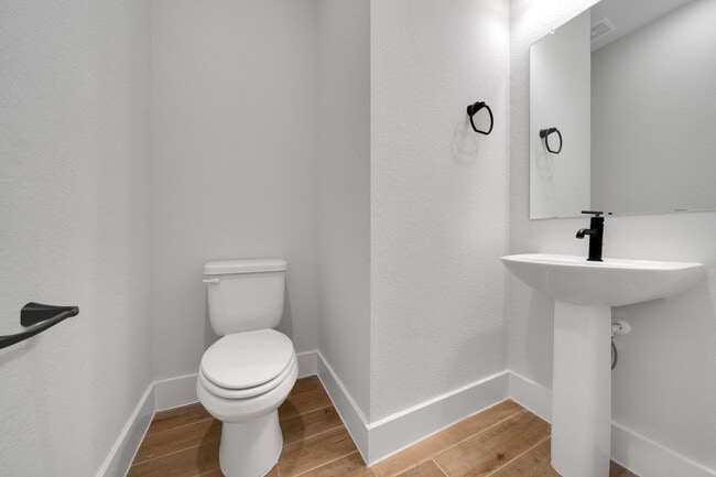 Building Photo - 3 Bedroom 2.5 Bath Townhome!