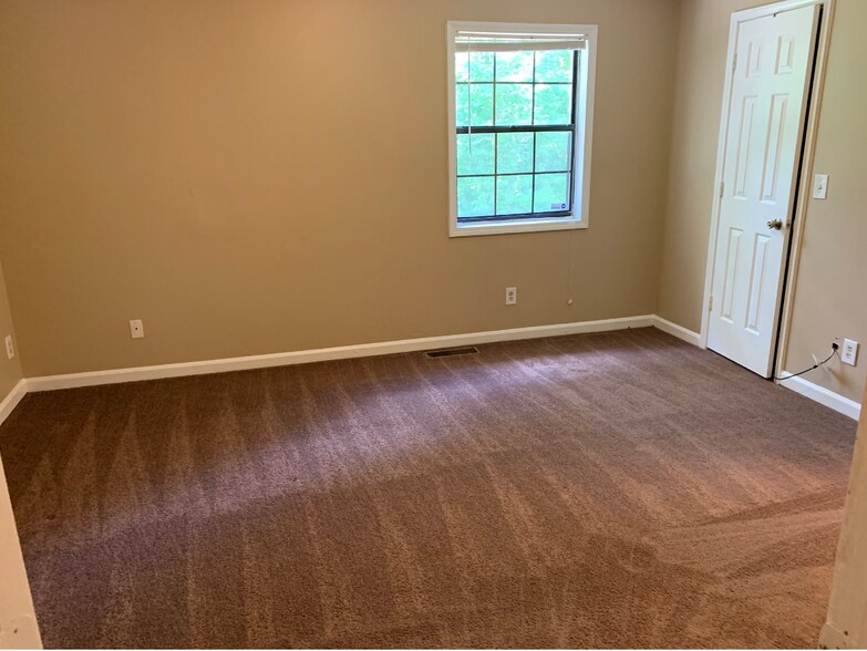 Building Photo - Room in Townhome on Patterson Cir