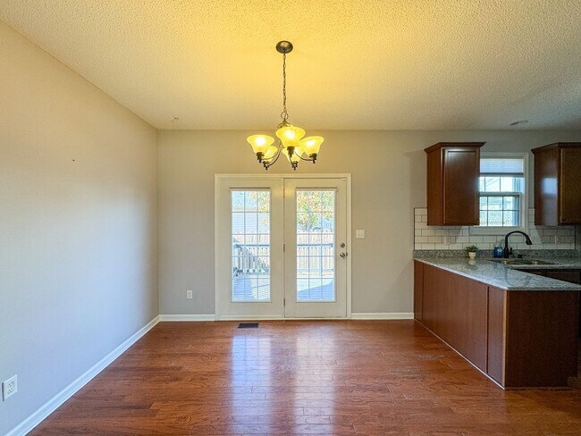 Building Photo - Beautiful 4 Bed 2.5 Bath Home with Fenced Backyard