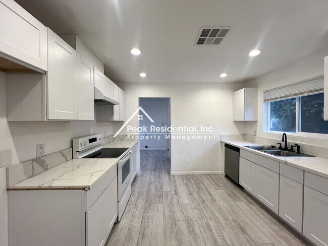 Building Photo - Updated 3bd/2ba Sacramento House