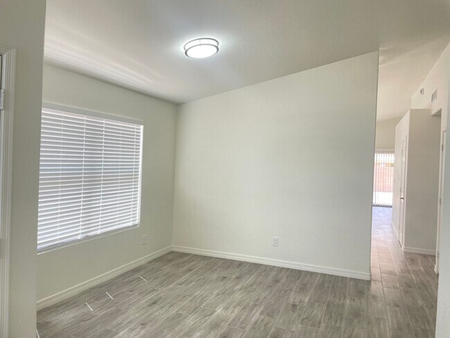 Building Photo - 1113 W Sparrow Dr