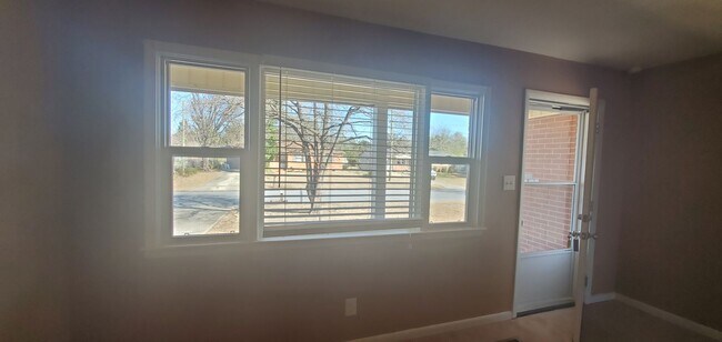 Building Photo - 2604 Aden Pl