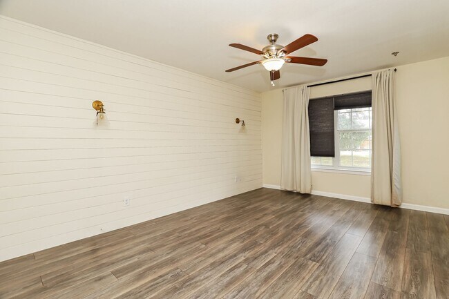Building Photo - 3 bedrooms, HUGE yard, detached workshop & She shed, No HOA - Only 2 miles from Randolph AFB