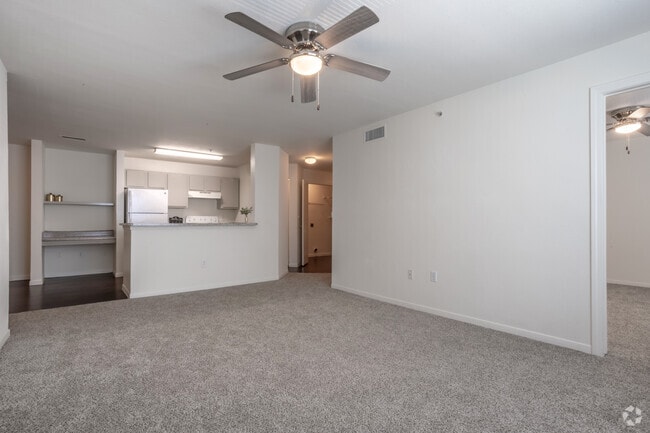 2BR, 2BA - 924SF - Living Room - Kimberly Pointe