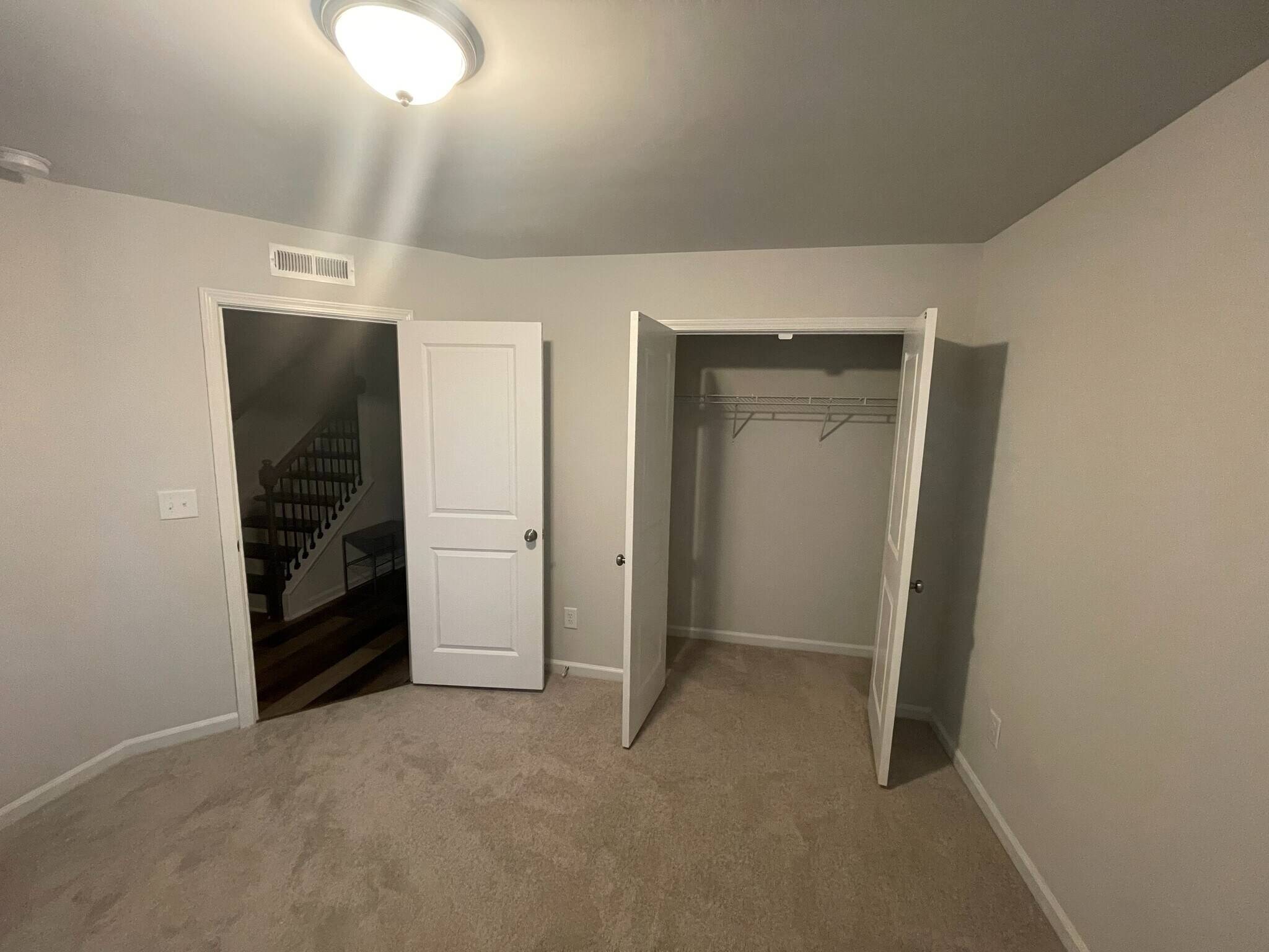 Building Photo - Room in Townhome on Astor Elgin St