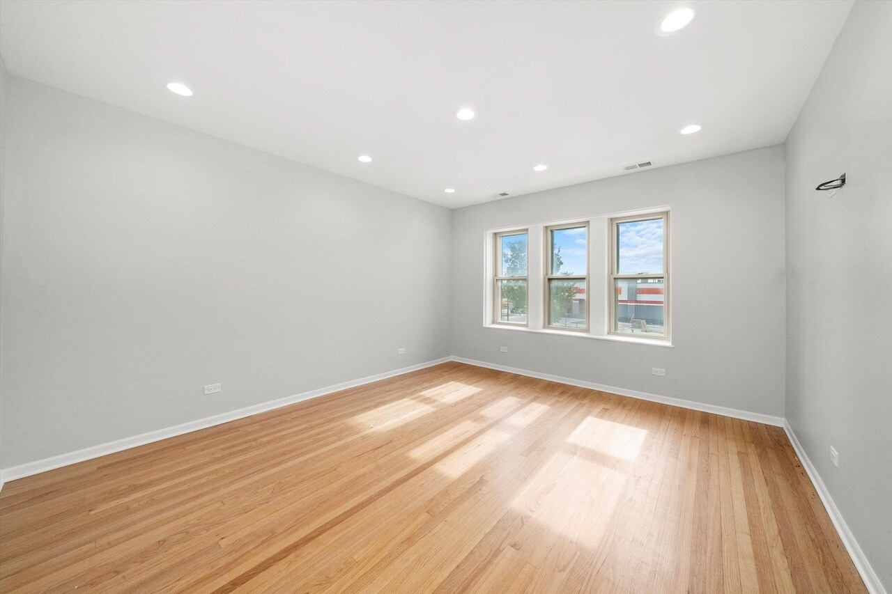 Building Photo - 5030 S Archer Ave