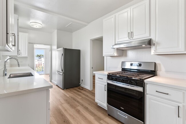 Building Photo - Remodeled 4Bd/2.5Ba Single-Family Home in ...