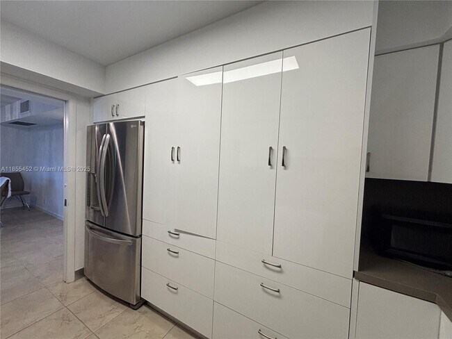 Building Photo - 3600 Mystic Pointe Dr