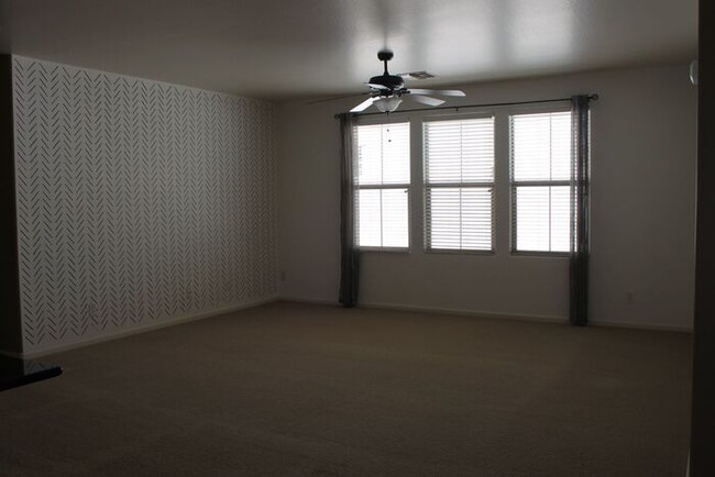 Building Photo - Great Gilbert Location!
