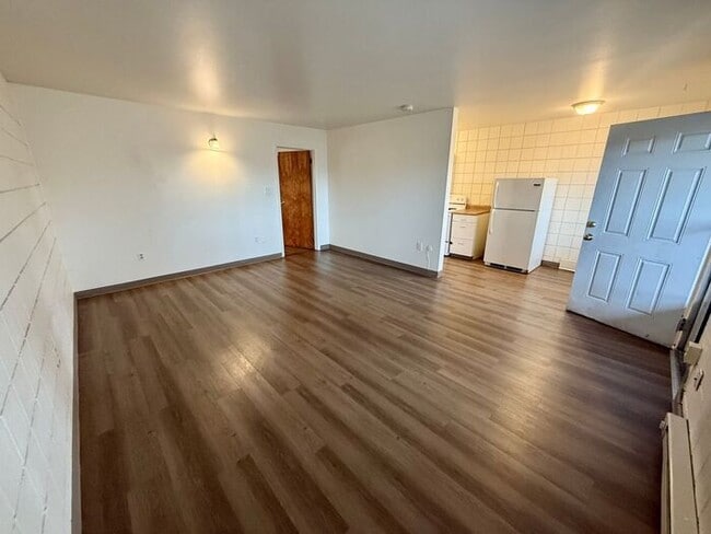 Building Photo - Move in specials - Pick One - 1st month free or $100 off monthly rent. Flexible lease terms are a...