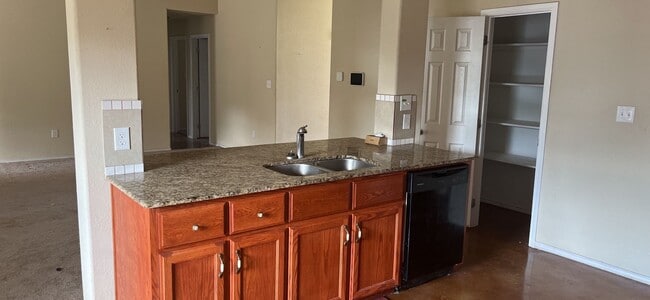 Building Photo - Spacious 4 Bedroom Home