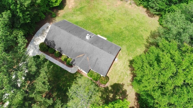 Building Photo - Charming Ranch-Style Home with Spacious Ya...