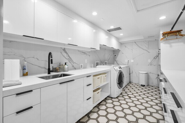 Building Photo - 23255 Mariposa De Oro St