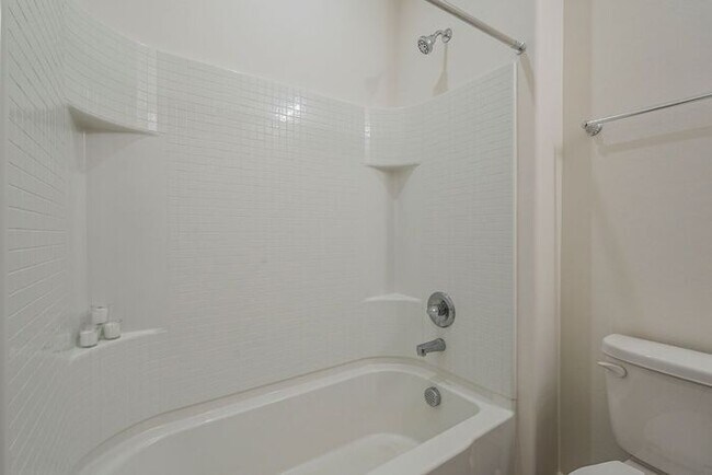 Building Photo - Bright & Stylish 3BR Home in La Estancia |...