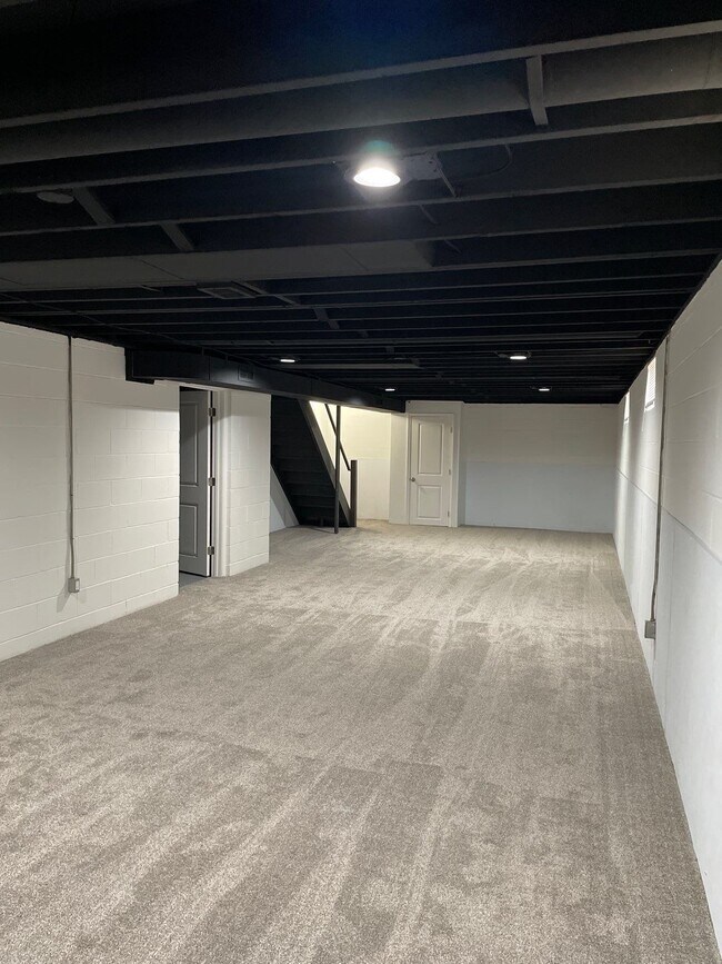 Building Photo - 1910 Thornapple Ave