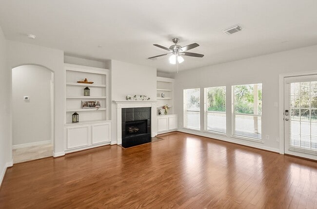 Building Photo - 4119 Pembrooke Way Dr