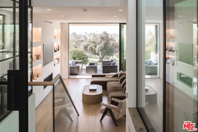 Building Photo - 606 N Ardmore Ave