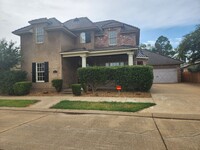 Building Photo - Large 4 Bed 3 Bath Brick Home