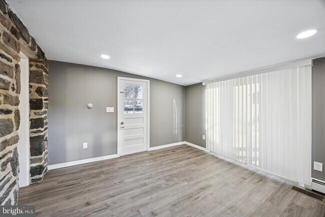 Building Photo - 703 N Providence Rd