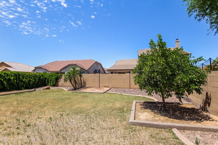 Building Photo - 15066 W Bloomfield Rd