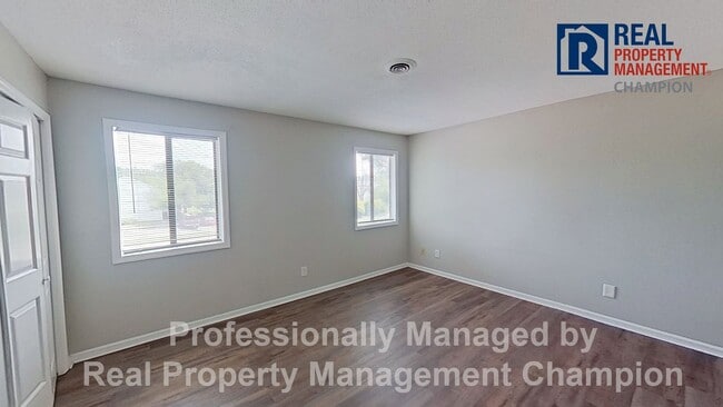 Building Photo - 2 BD/2 BA Upper Unit Condo with Spacious a...