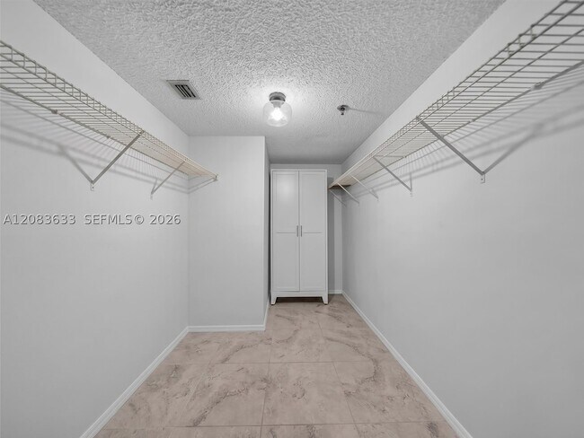 Building Photo - 2625 Collins Ave