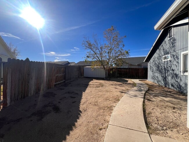 Building Photo - Cute 2 bedroom home located in Donner Trails!