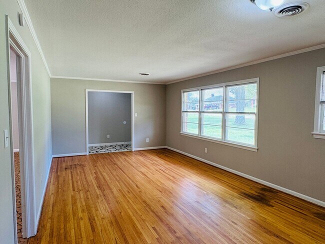 Building Photo - Freshly Renovated 4-Bedroom Retreat!