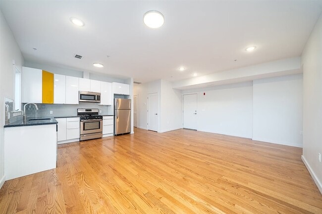 Building Photo - 541 42nd St